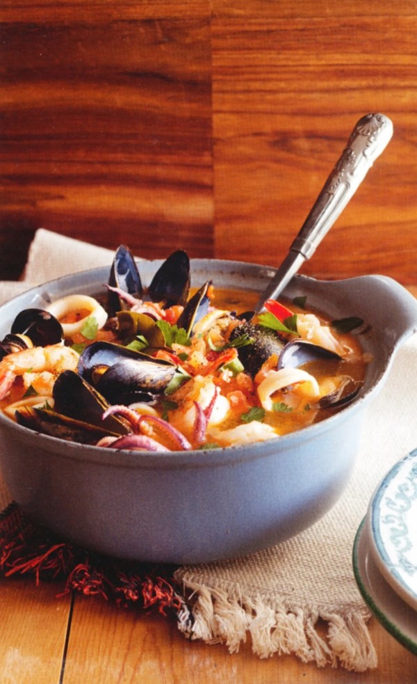 Shrimp, mussel, and squid soup with shredded white fish and fresh parsley (Sopa leão veloso)