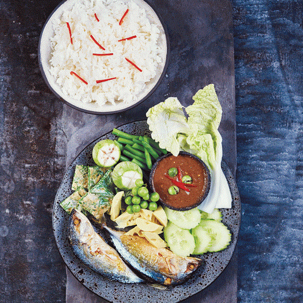 Shrimp paste relish and fried mackerel (Nam phrik kapi-pla thu thot)