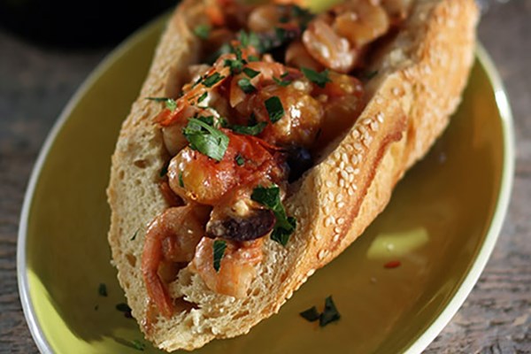 Shrimp saganaki hero (Garides saganaki se psomi)