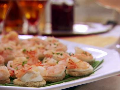 Shrimp with horseradish canapes