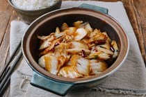 Sichuan napa cabbage stir-fry (Suan la bai cai / 酸辣白菜)
