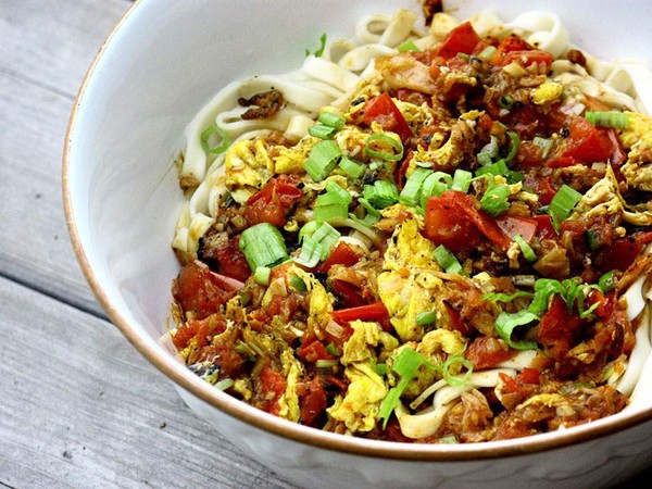 Sichuan preserved vegetable, egg & tomato noodles