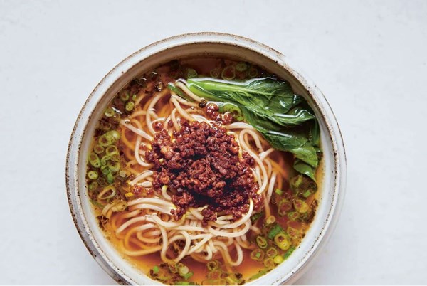 Sichuan soup noodles with ground pork topping (Qingtang zajian mian)