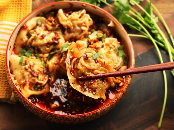Sichuan-style wontons in hot and sour vinegar and chili oil sauce (Suanla chaoshou)