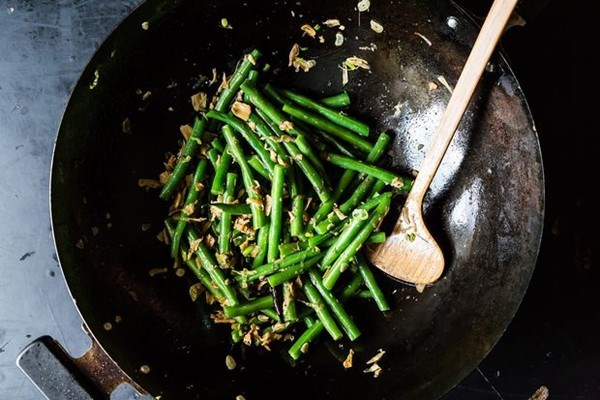 Sichuanese 'dry-fried' green beans [Vegetarian version] (Gan ban si ji dou [Su])