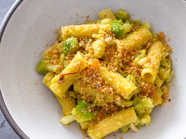 Sicilian pasta with cauliflower and toasted breadcrumbs (Pasta chi vruoccoli arriminati)