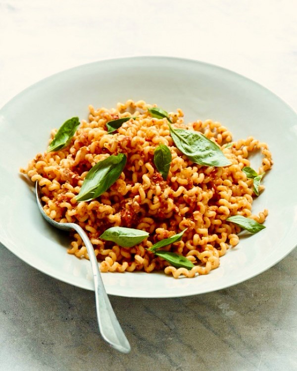 Sicilian pasta with tomatoes, garlic and almonds