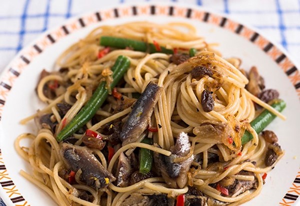 Sicilian-style sardines with pasta and green beans