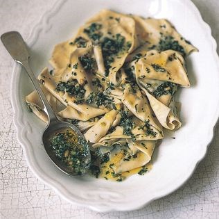 Silk handkerchief pasta sheets with pesto (Manilli de seta)