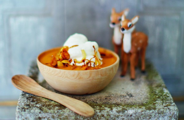 Silky smooth pumpkin soup with Chantilly, onion confit and pumpkin seeds (Velouté de potimarron avec de la crème Chantilly, des oignons confits et des grains de potimarron)