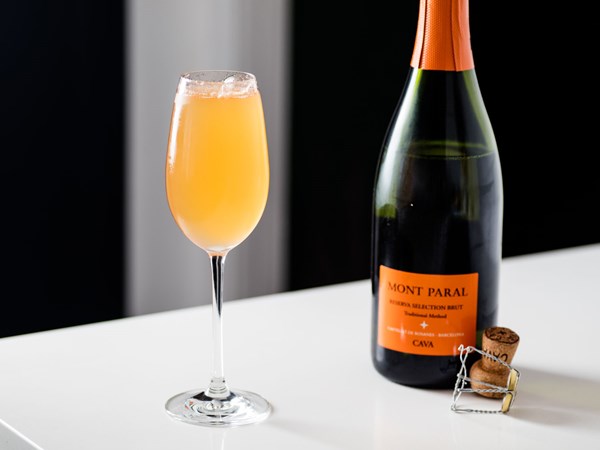 Silver Daisy (Sparkling rum cocktail)