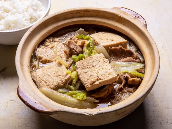 Simmered frozen tofu soup with pork and cabbage