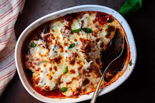 https://716f24d81edeb11608aa-99aa5ccfecf745e7cf976b37d172ce54.ssl.cf1.rackcdn.com/simple-eggplant-parmesan-3105508l1.jpg