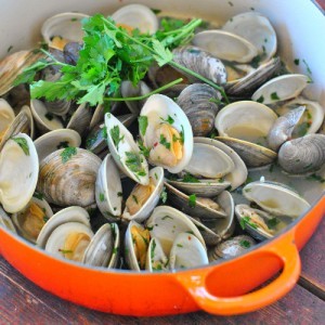 Simple garlicky clams with lemon and parsley
