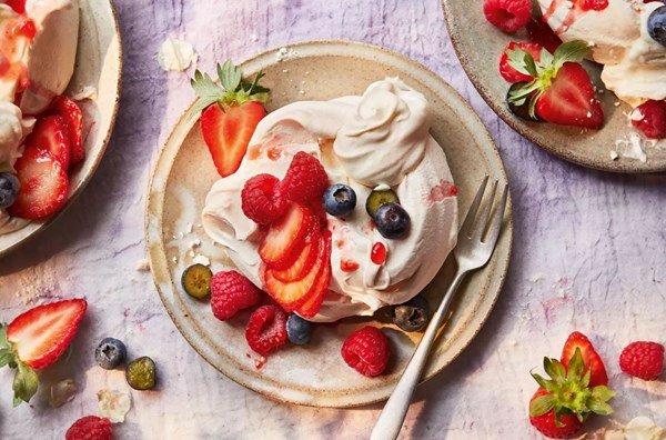 Simple meringues with berries & cream