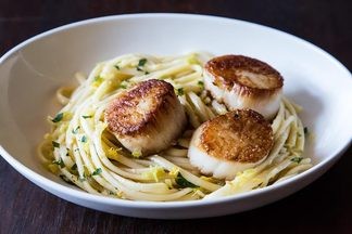 Simple pasta with leeks and scallops