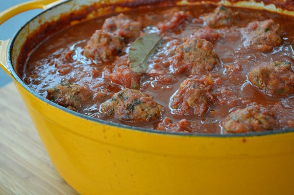 Simple tomato sauce with meatballs