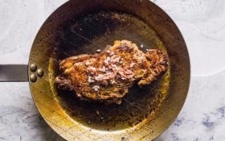 Sirloin steak with anchovies and shallots