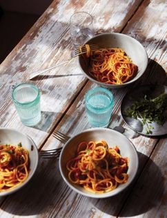 Six-minute tomato pasta