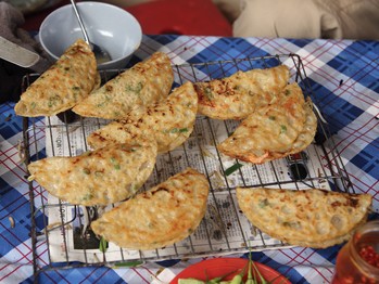 Sizzling crêpes (Banh xeo)