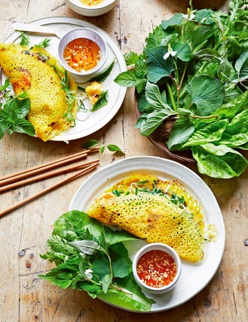 Sizzling crêpes with prawns (Bánh xèo tôm)