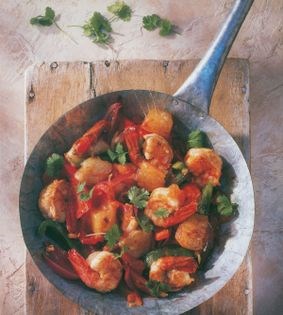 Sizzling shrimp with sofrito, peppers & Manchego