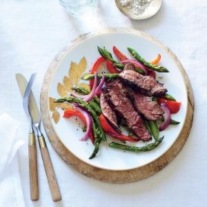 Sizzling skirt steak with asparagus and red pepper