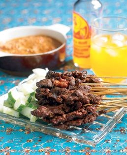 Skewers of grilled spicy marinated meat, with peanut gravy (Satay)