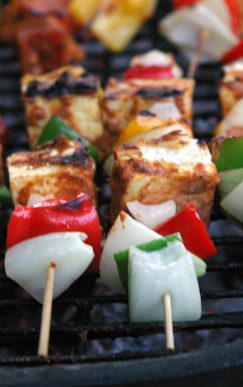 Skewers of soft tandoori paneer, peppers and onions (Paneer shashlik)