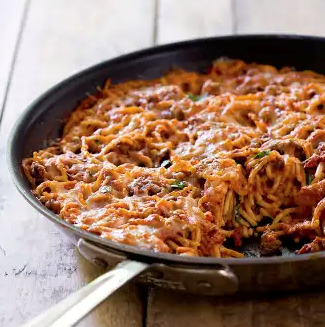 Skillet-baked spaghetti with meat sauce