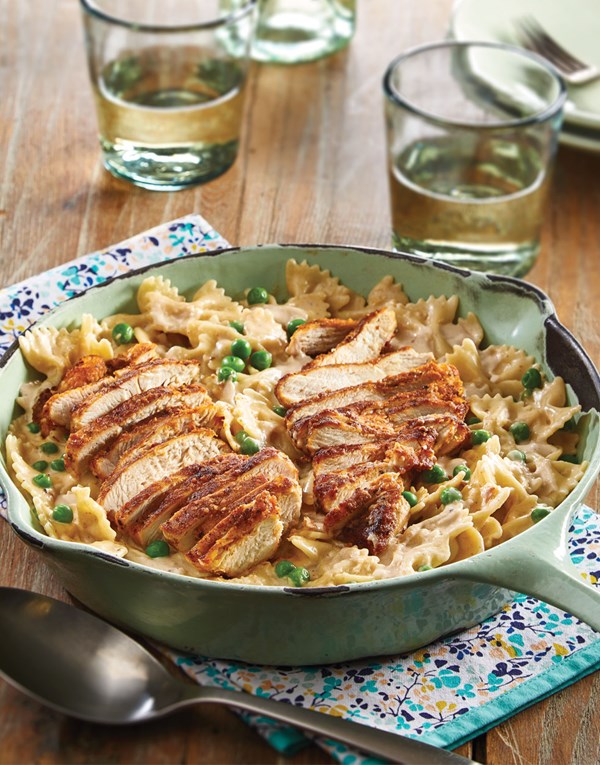Skillet chicken Alfredo with green peas