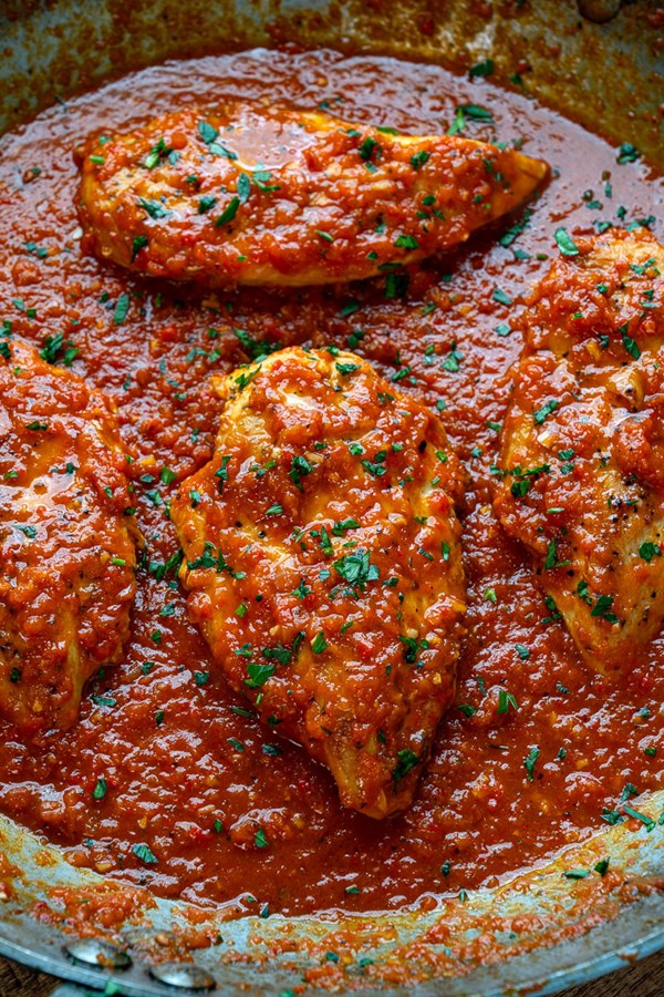 Skillet chicken in roasted red pepper sauce
