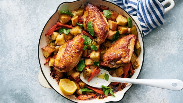 Skillet chicken with leeks and carrots