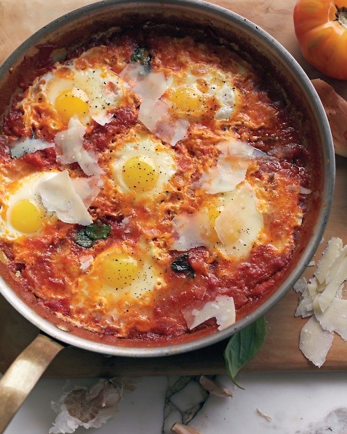 Skillet eggs in tomato sauce