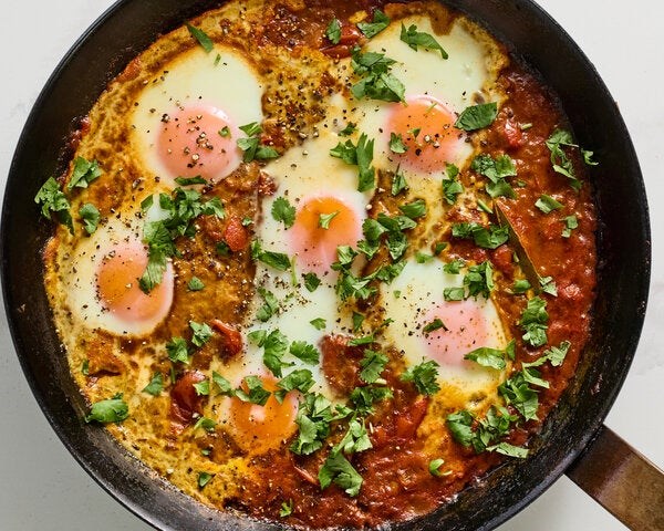 Skillet eggs with garam masala and tomatoes 