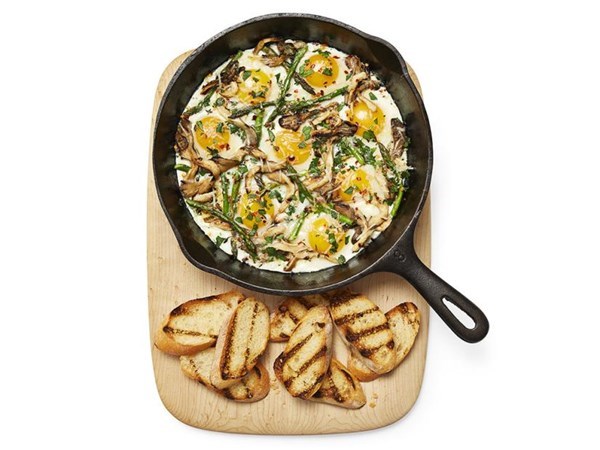 Skillet eggs with mushrooms and asparagus