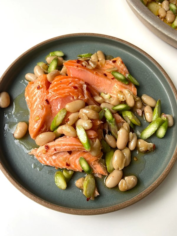 Skillet fish with white beans & asparagus