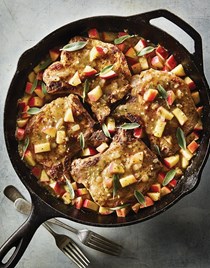Skillet-fried pork chops with apple sauce