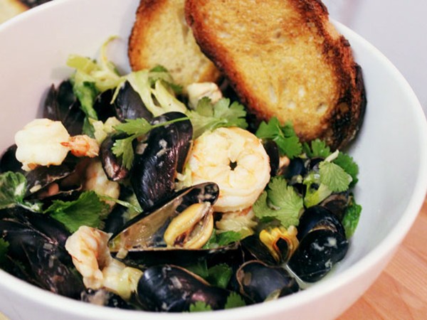 Skillet mussels with coconut milk and curry