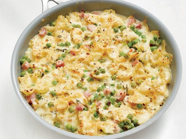 Skillet pasta with ham and peas