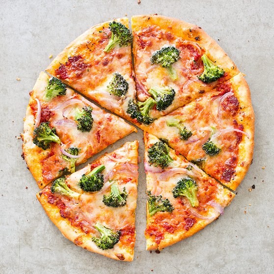 Skillet pizza with broccoli and red onion