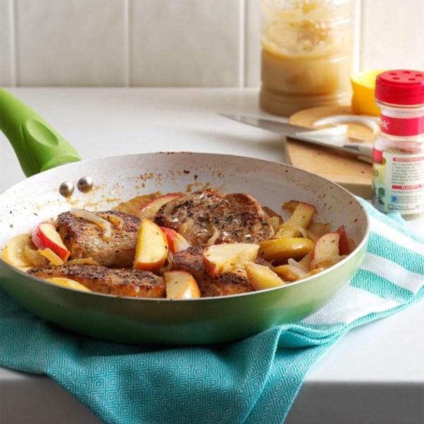 Skillet pork chops with apples