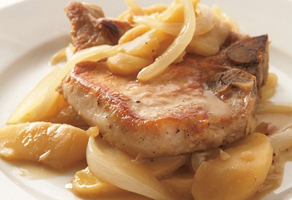 Skillet pork chops with apples or pears