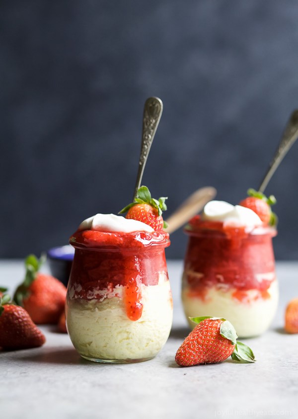 Skinny cheesecake with strawberries