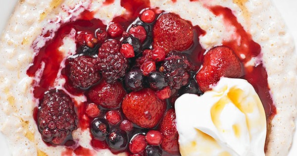 Skinny cinnamon porridge with berry compote