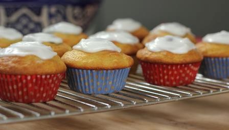 Skinny lemon cupcakes with drizzly icing