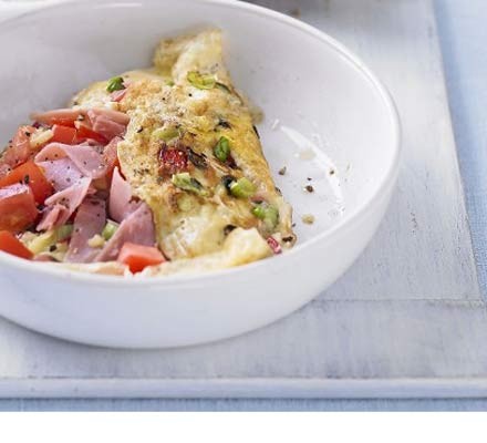 Skinny pepper, tomato and ham omelette