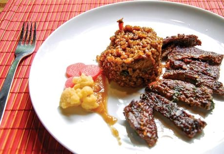 Skirt steak macerated in orange with spelt and pickles (Entraña de retinta macerada con naranja, espelta y encurtidos)