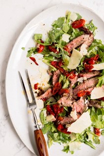 Skirt steak salad with arugula and peppadews