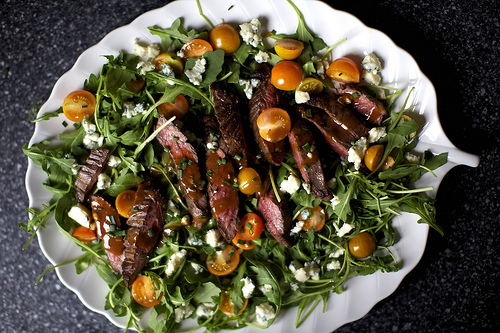 Skirt steak salad with blue cheese
